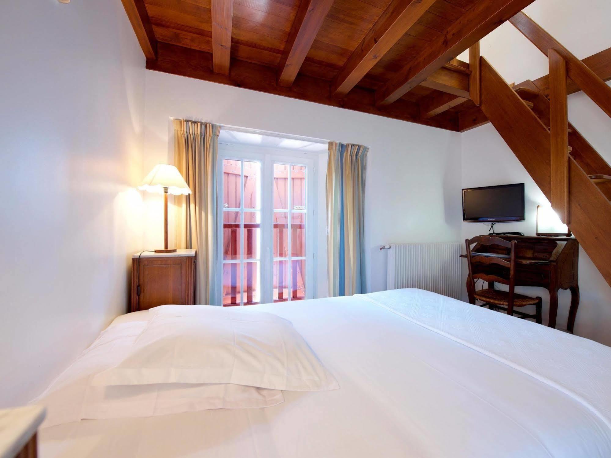 Auberge Chez Tante Ursule ก็องโบ-เล-แบ็ง ภายนอก รูปภาพ