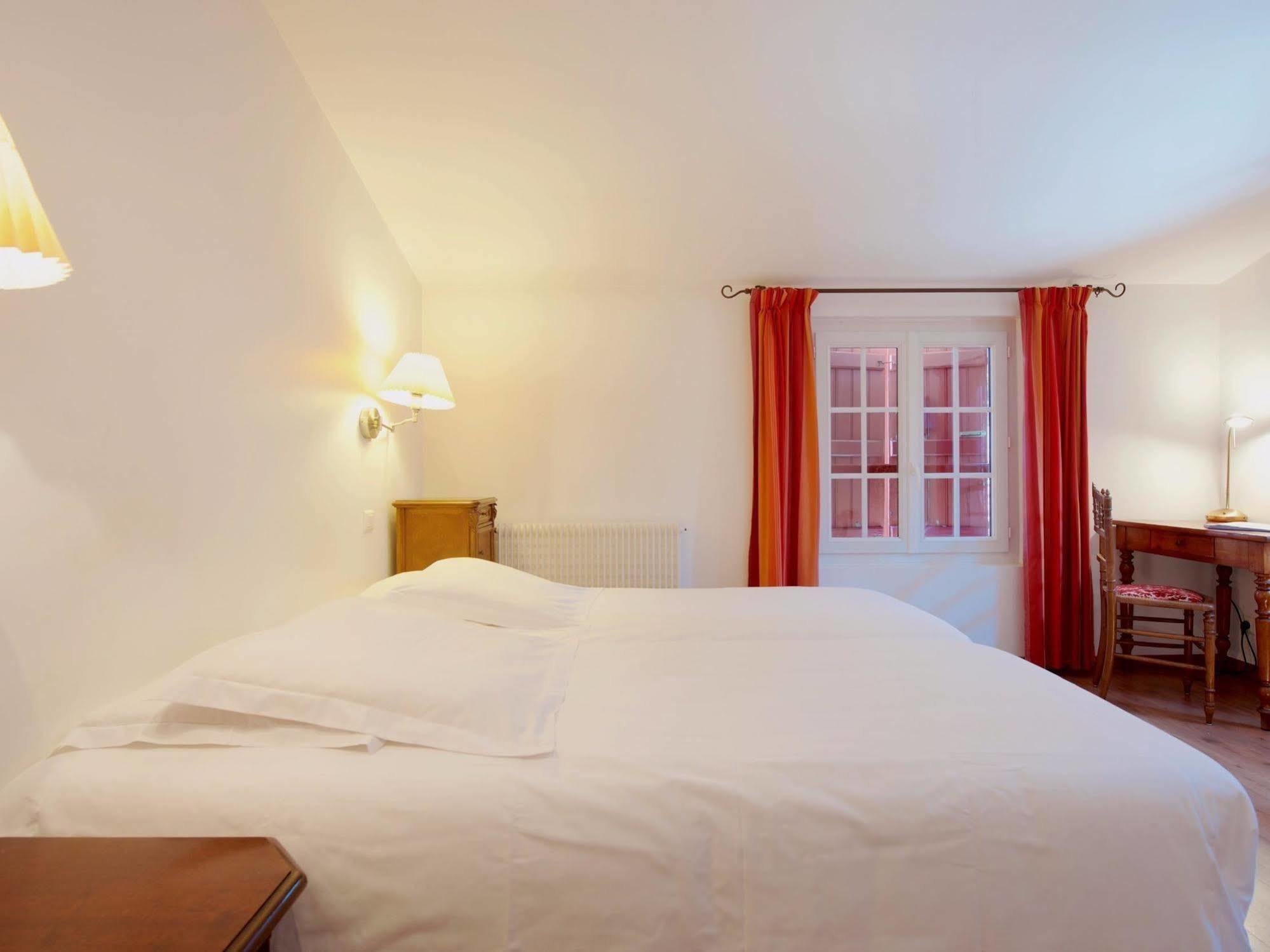 Auberge Chez Tante Ursule ก็องโบ-เล-แบ็ง ภายนอก รูปภาพ
