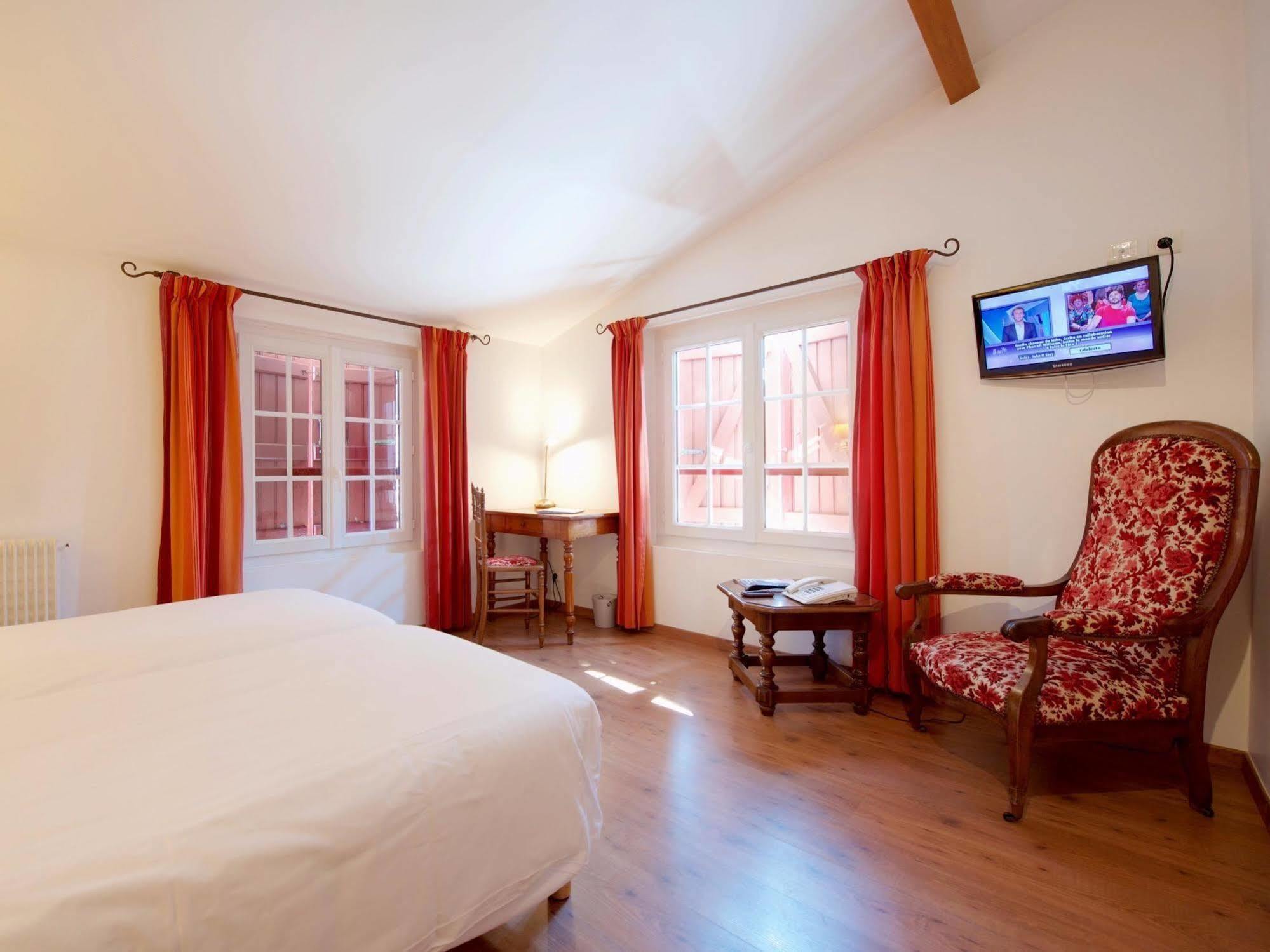 Auberge Chez Tante Ursule ก็องโบ-เล-แบ็ง ภายนอก รูปภาพ