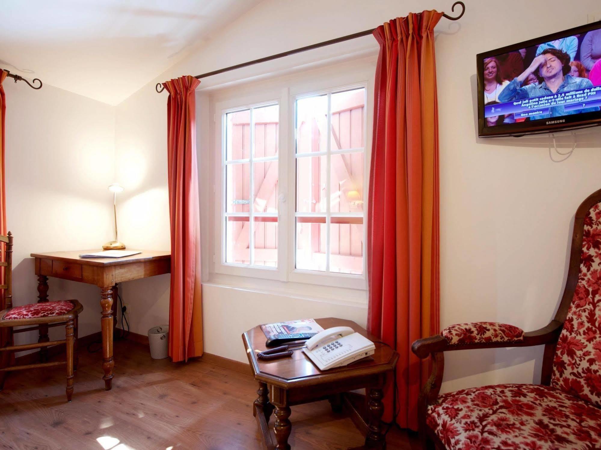 Auberge Chez Tante Ursule ก็องโบ-เล-แบ็ง ภายนอก รูปภาพ